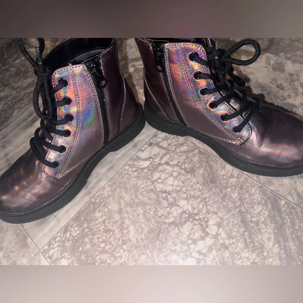 Art Class Zoe Girls Iridescent Metallic Combat Boots Lace Up Size 2